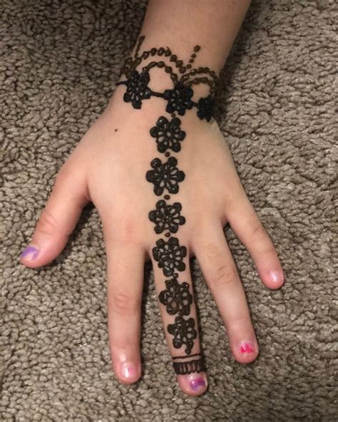 mehndi design for little hands