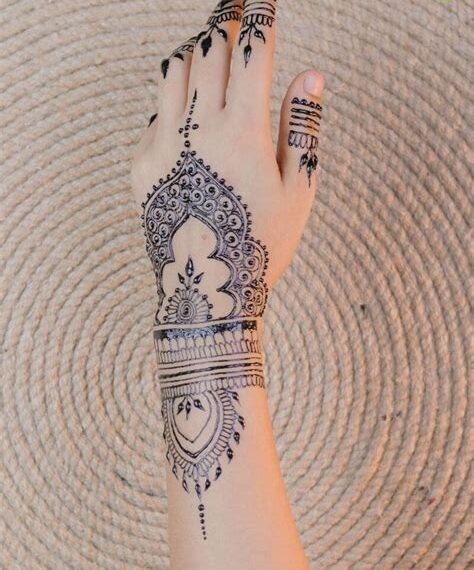 wrist mehndi design simple