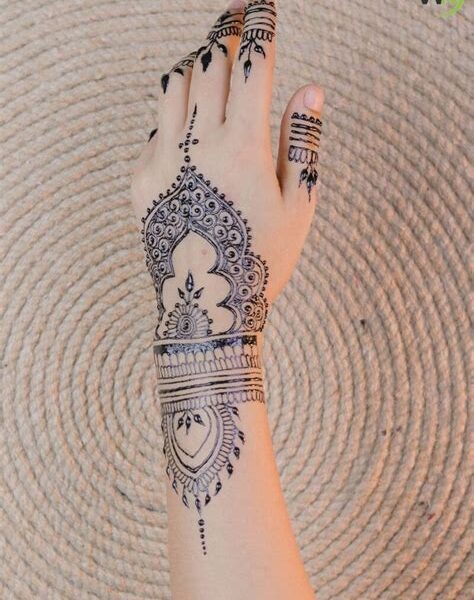 wrist mehndi design simple