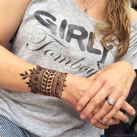 wrist mehndi design