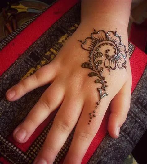 simple baby mehndi design