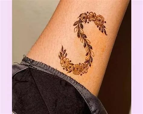 s letter mehndi design simple