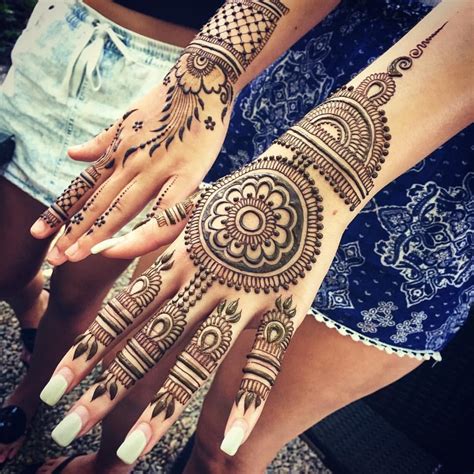 mehndi design in circle