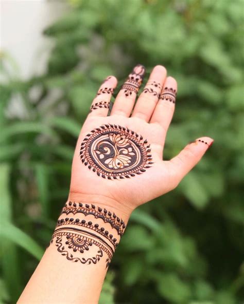 mehndi design simple in circle