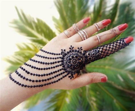 new simple back hand mehndi design
