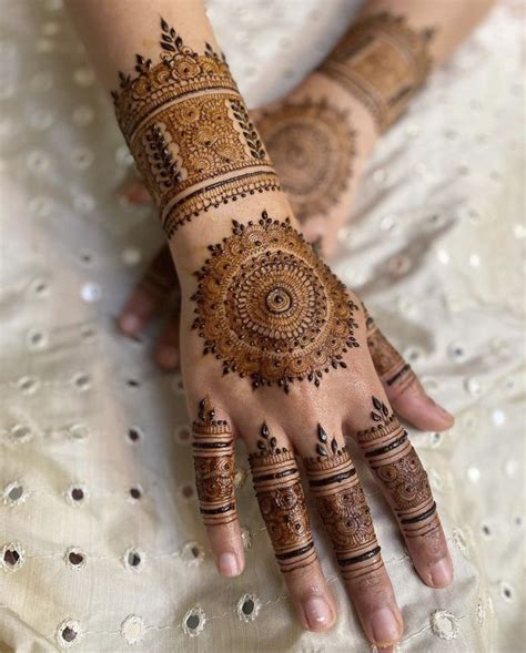 stylish back mehndi design