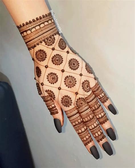 stylish modern back hand mehndi design