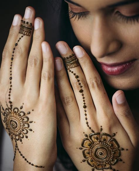 stylish one finger mehndi design