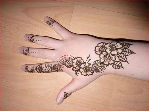 mehndi design for kids hand