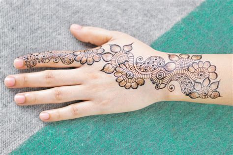 simple mehndi design till elbow