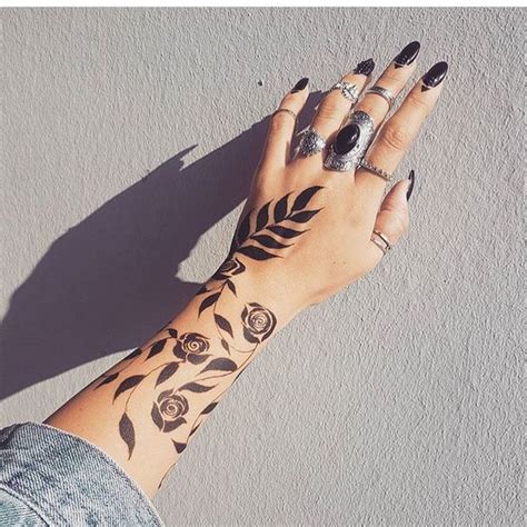 mehndi design with leaves