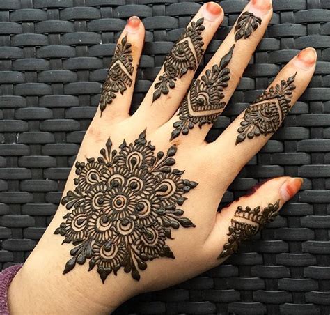 mehndi design tikki