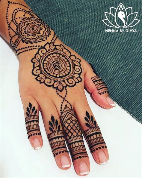 one side simple mehndi design