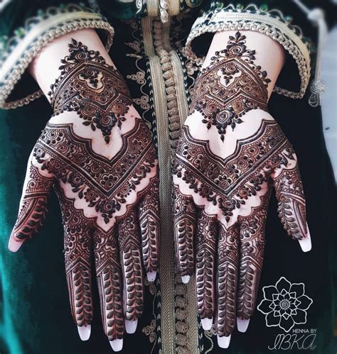 simple long mehndi design