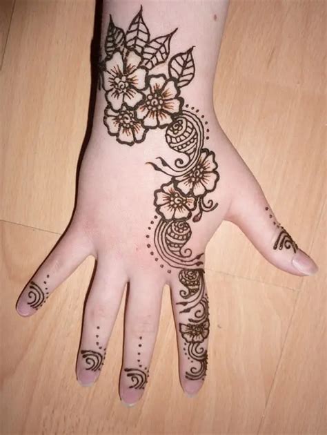 mehndi design for 8 years girl