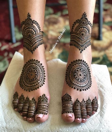 simple leg border mehndi design