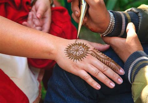 a letter design mehndi