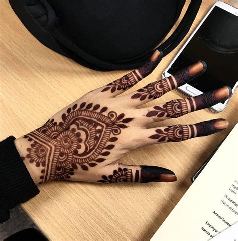 short hand mehndi design