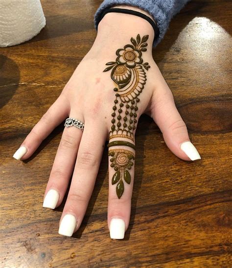 simple finger mehndi design front