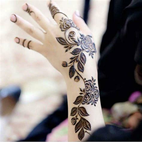 short mehndi design for back hand