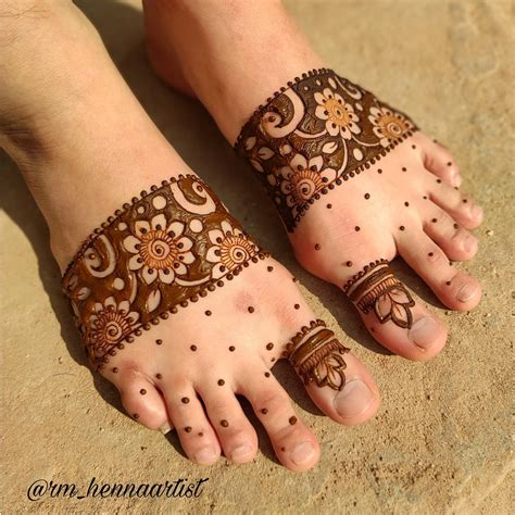 simple mehndi design on leg