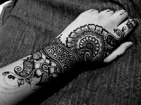 mehndi design black